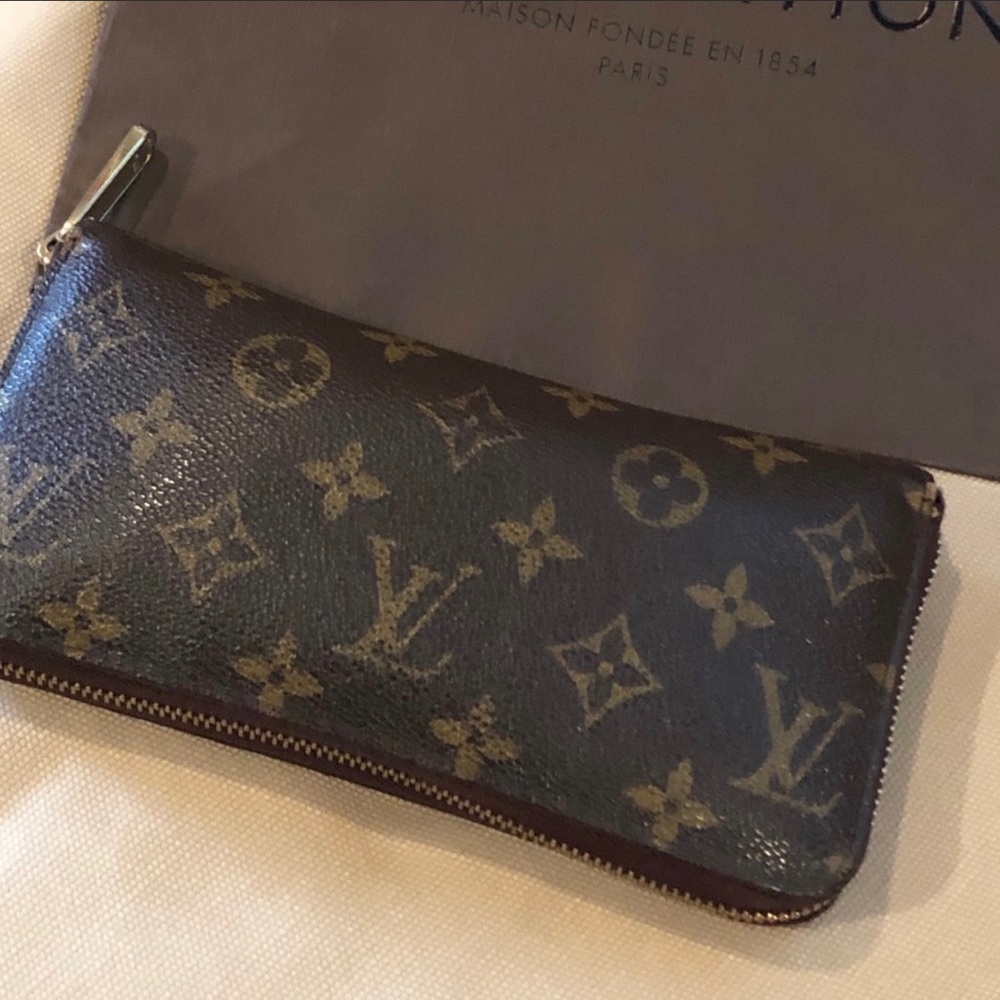 Louis Vuitton zippy wallet